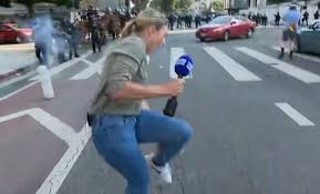 Una periodista fue alcanzada por una bala de goma durante una protesta contra Trump