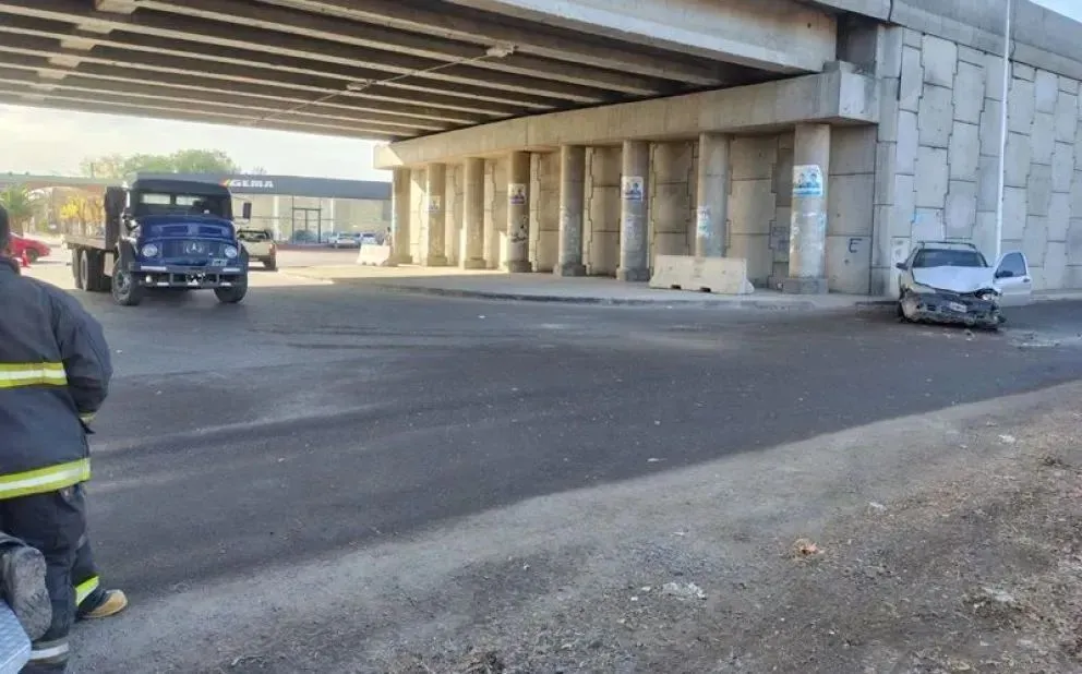 Ruta 22: Tres heridos tras el choque entre una camioneta y un camión