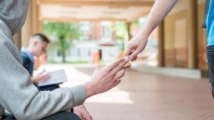 Vendía cocaína por Mercado Pago frente a una escuela neuquina