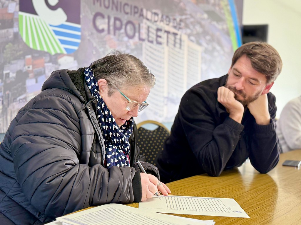 Firma de nuevas escrituras de la ley Pierri para familias cipoleñas