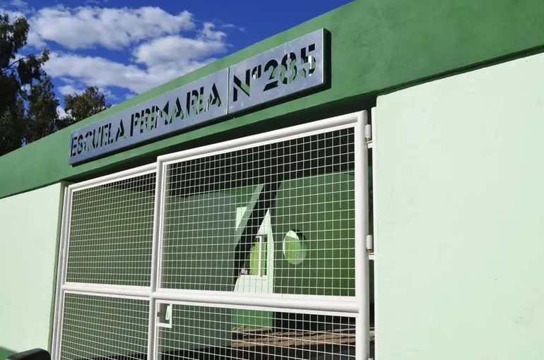 "Los nenes necesitan zapatillas y medias ya" El urgente pedido de una escuela cip...