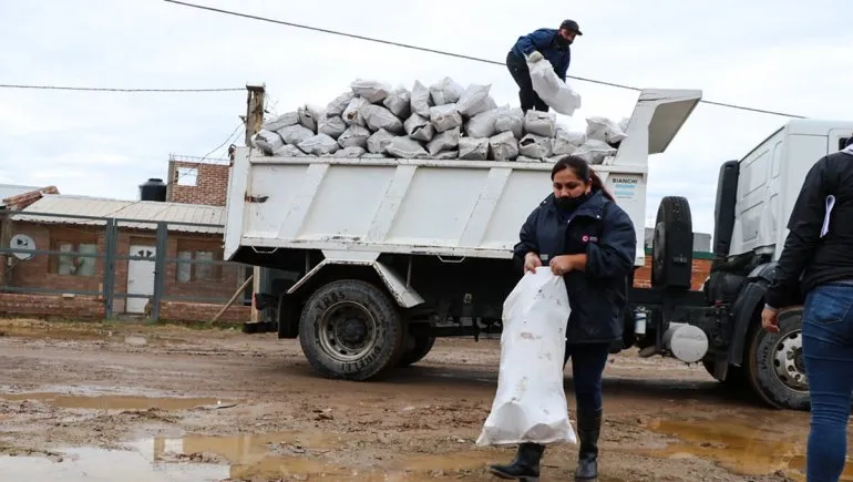 Plan calor 2025: Continúa la entrega de leña en Cipolletti