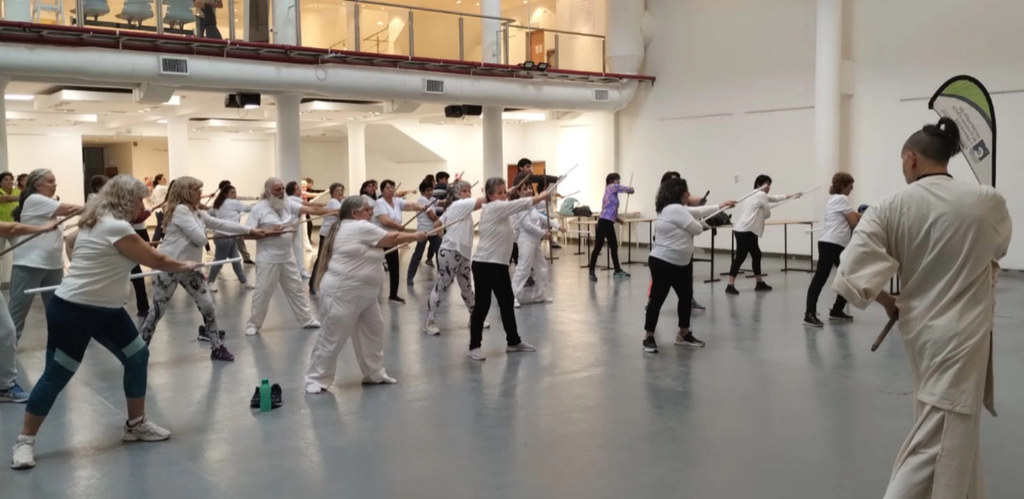 Cipolletti celebra el día internacional del yoga en el estadio municipal