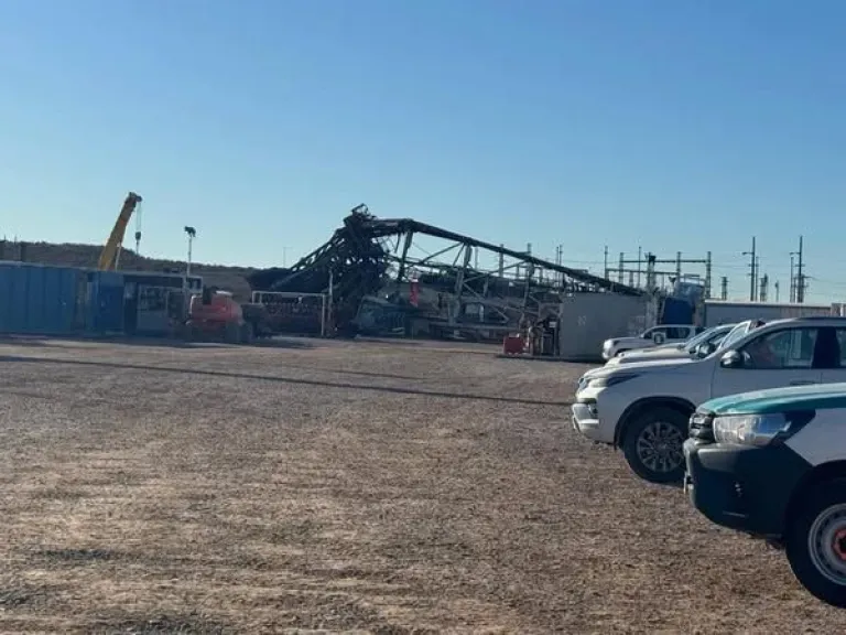 Operado por Shell, colapsó una torre de perforación durante maniobra en un yacimi...