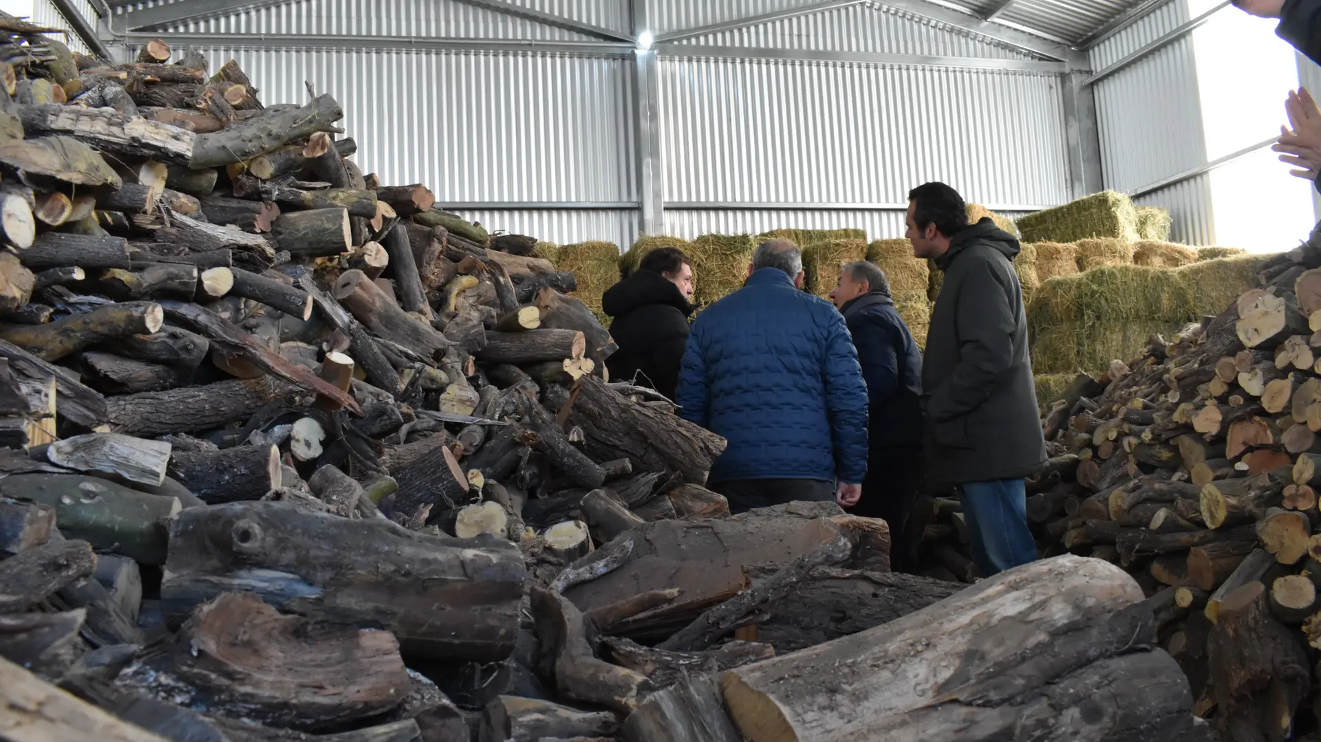 La Provincia provee de leña e insumos a Municipios y Comisiones de Fomento