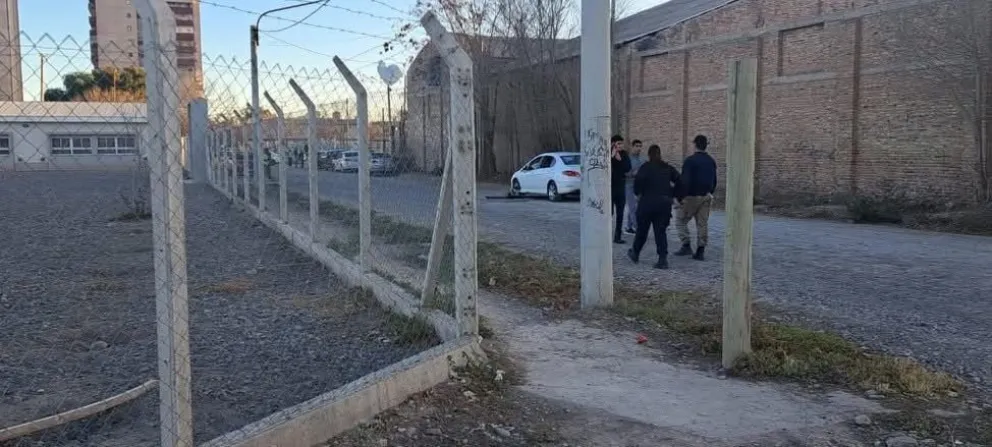 Cinco Saltos: Asesinaron a tiros a un hombre en la puerta de una escuela