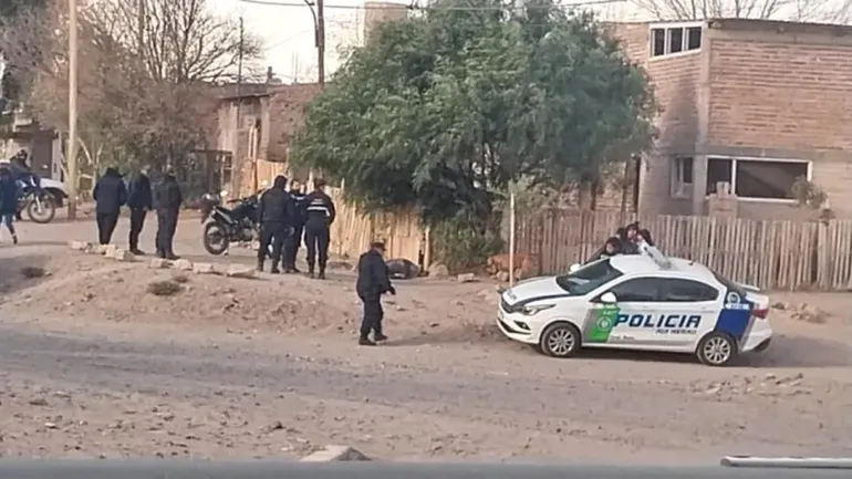 General Roca: Un hombre en situación de calle murió en la vereda