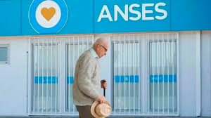 Mínima de jubilados: el ingreso asciende a 312 dólares con el bono "extraordinario" en julio
