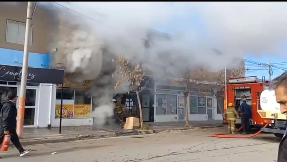 Un incendio destruyó por completo un local comercial en Fernández Oro