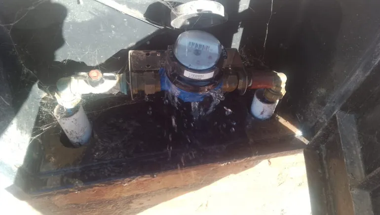 Frío extremo en Cipolletti: más de 30 medidores de agua reventaron por el congelamiento