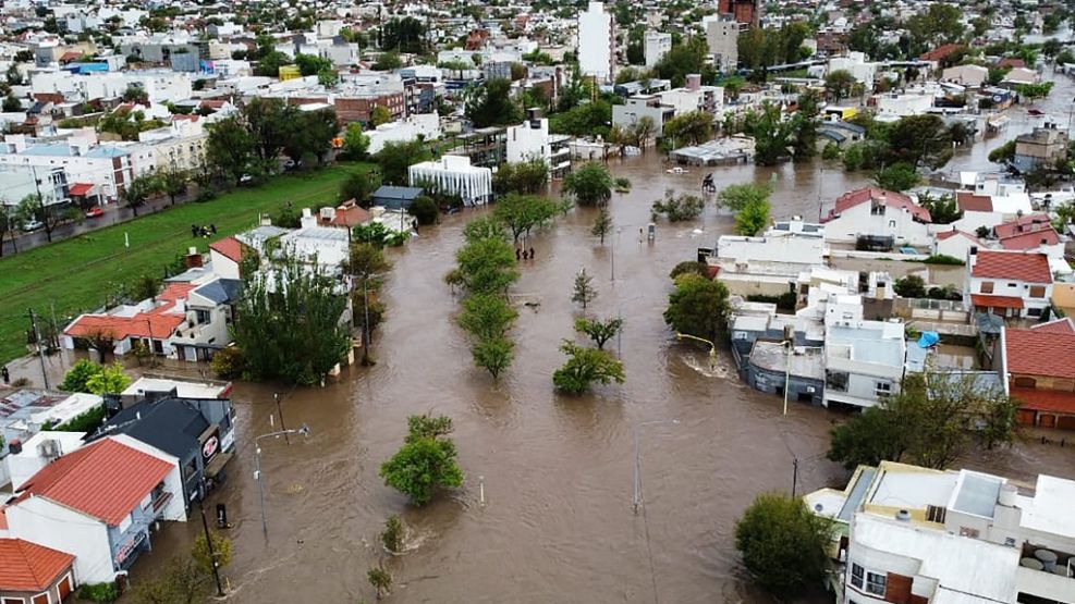 Bahía Blanca a una semana del temporal fatal : la ciudad se reconstruye con manos...