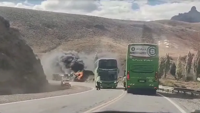 Continúa el corte total en la Ruta 237 por el accidente del camión cargado de gas...