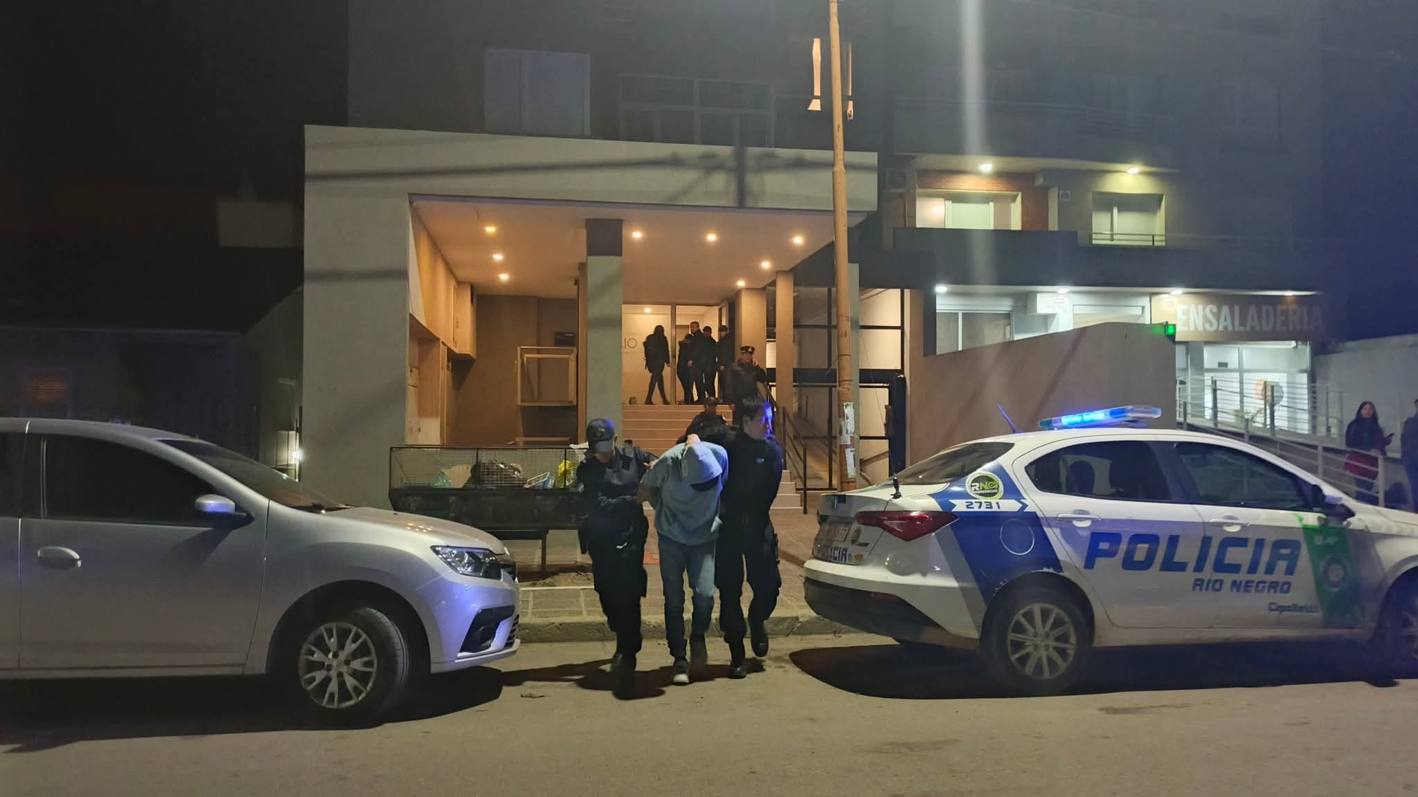 Operativo policial en un edificio céntrico por robo