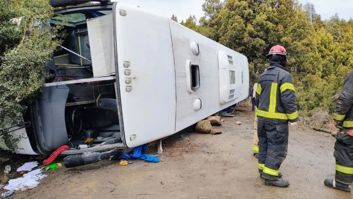 Fuerte vuelco de un colectivo en Villa Traful: hay 5 heridos graves