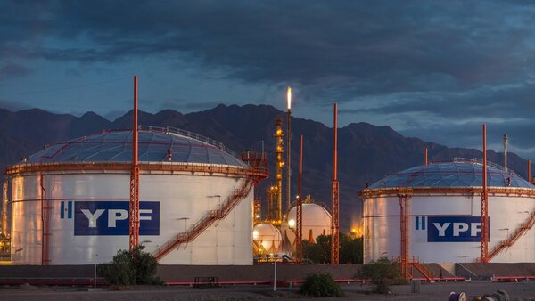 El Gobierno echó a 60 funcionarios y sospecha filtraciones a favor de los fondos buitres
