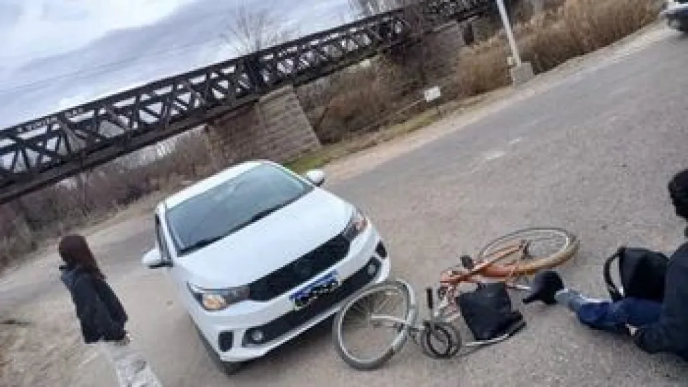 Un ciclista terminó hospitalizado tras choque cerca del ex peaje