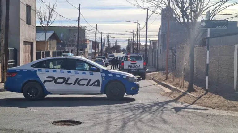 Fuerte operativo policial tras el hallazgo de una mujer muerta