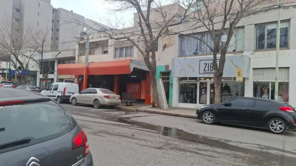 Se incendió un local de venta de pollos en pleno centro de Cipolletti