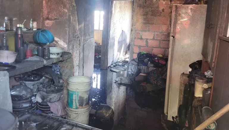 Prófugo:  denuncian que le prendió fuego la casa a su familia en Las Perlas