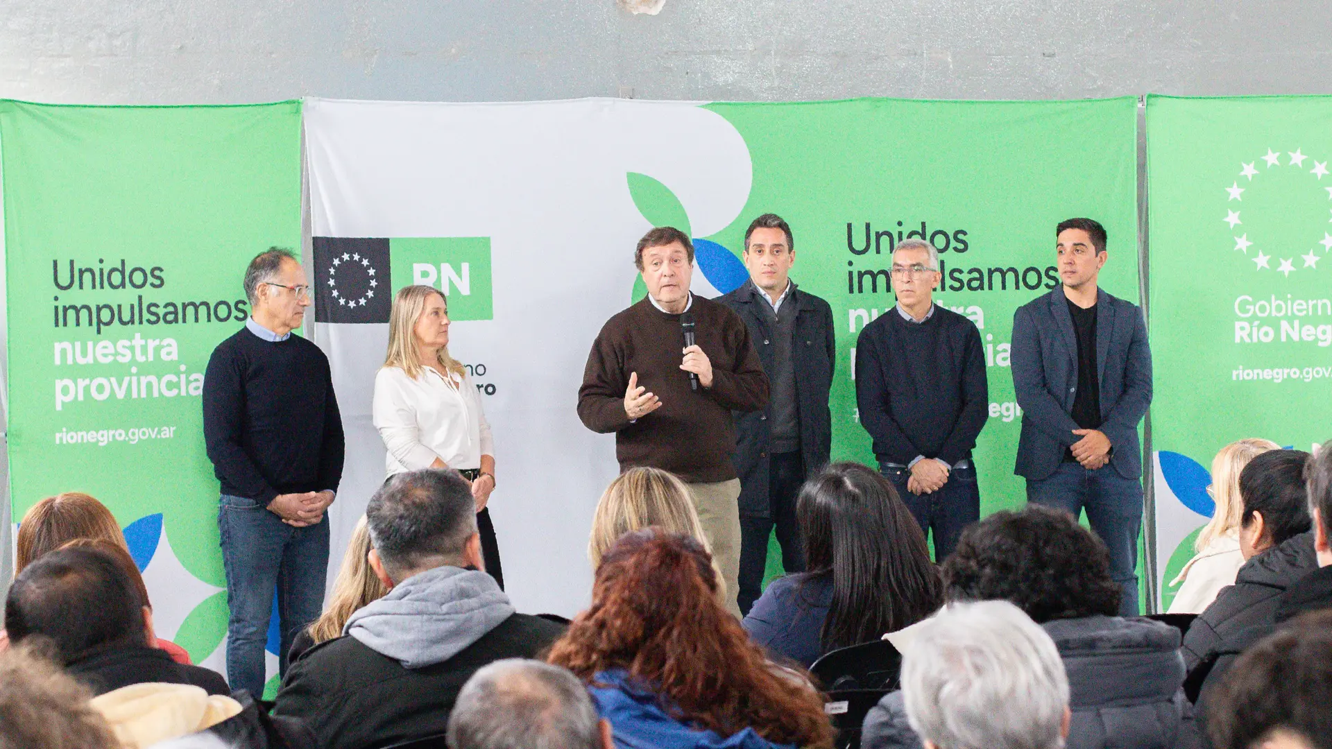 Weretilneck entregó tarjetas de RN Presente Salud y becas a deportistas