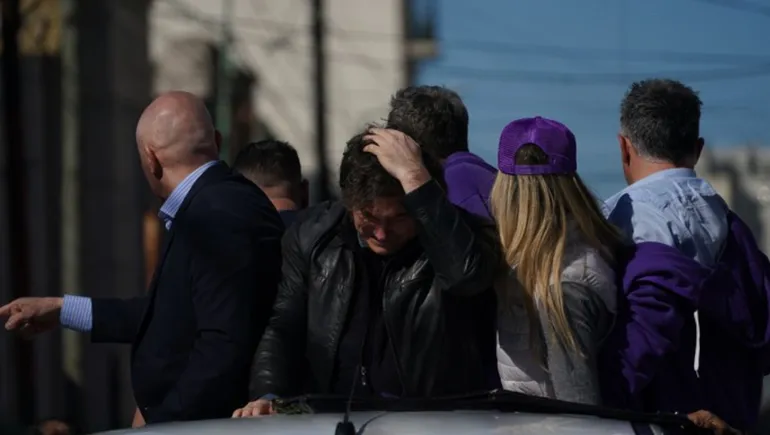 Atacaron a la comitiva de Javier Milei en Lomas de Zamora