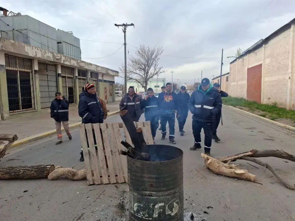 Trabajadores municipales de Allen mantienen paro indefinido