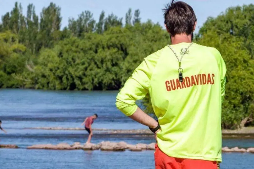 Por el viento Guardavidas rescataron a una familia y sus perros de una isla del río Limay