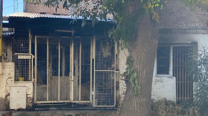 Cipolletti: sufrió quemaduras y pérdida material en incendio de su casa