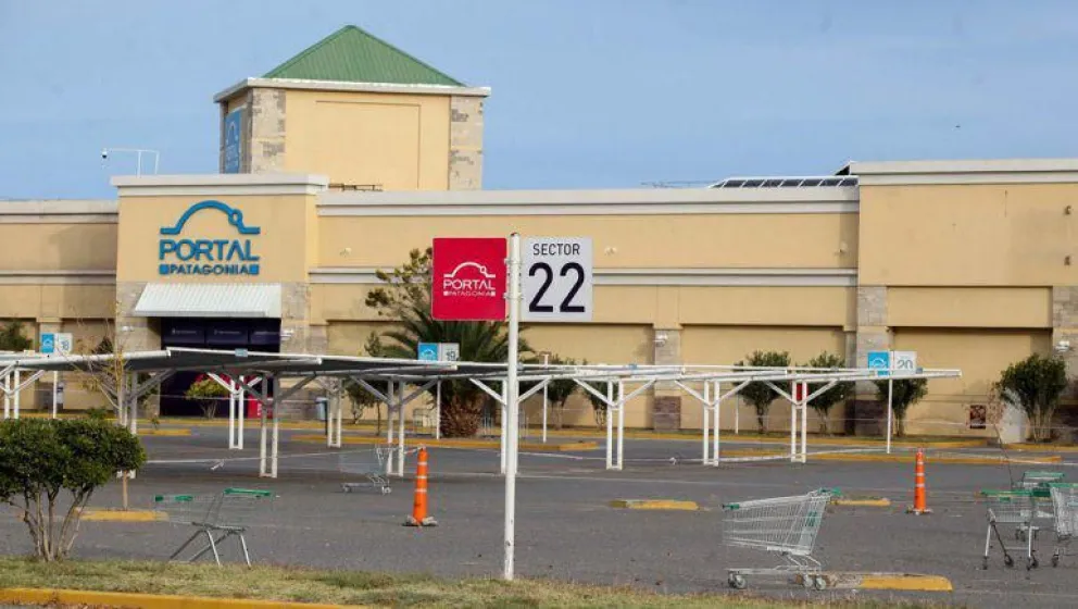 Robos en el estacionamiento de un hiper: hay dos involucrados y recuperan elementos