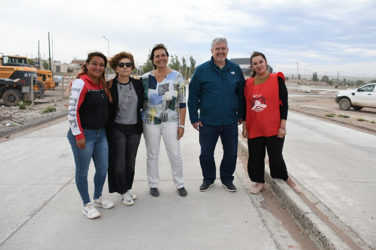 El asfalto avanza en más de 300 cuadras del barrio Z1 y transforma todo el sector