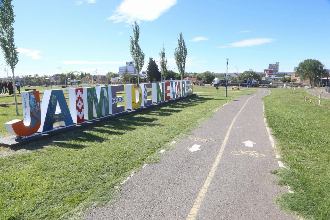La Municipalidad inauguró un nuevo parque temático infantil en el Jaime de Nevares