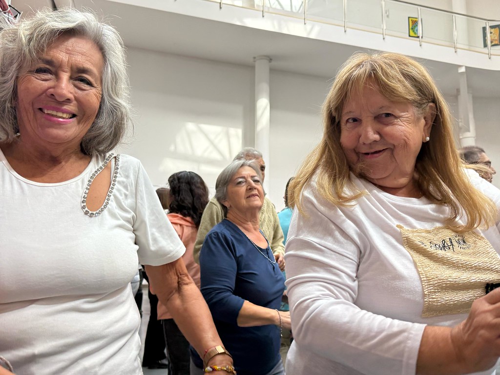 Las Personas Mayores Cierran el Año Bailando y Celebrando la Vida