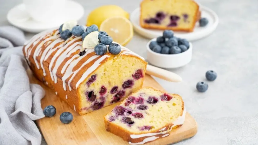 Una opción ideal para la merienda: budín de arándanos y coco
