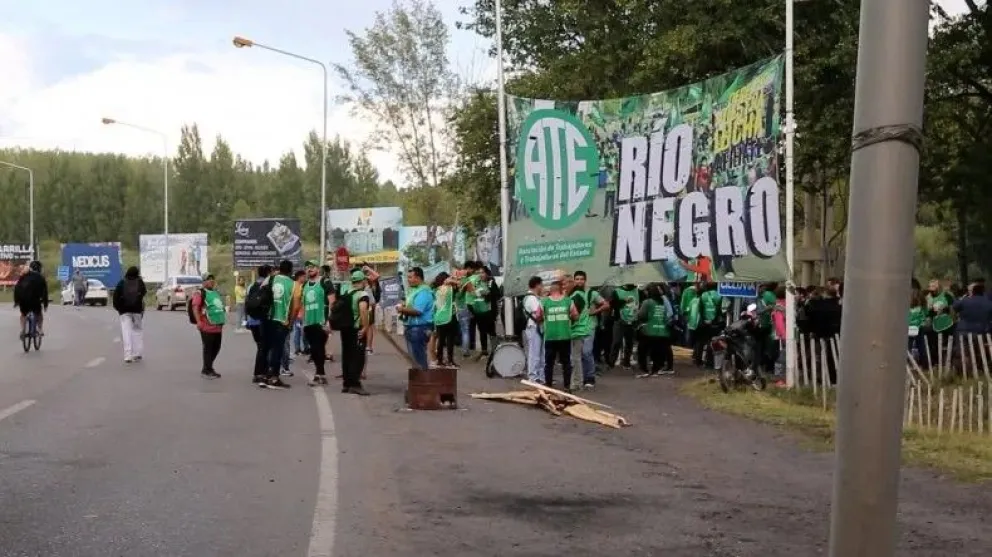 Cortes intermitentes de ATE generan demoras en el puente Neuquén – Cipolletti en medio del paro nacional