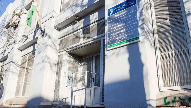 Fue a comprarle drogas, le dijo que se retiró del negocio y la amenazó de muerte