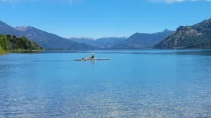 Murió un hombre tras caer de su kayak en el Lago Meliquina: un vecino logró rescatar a su hijo