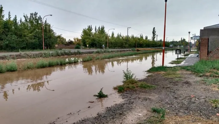 Lluvias en Fernández Oro: barrios afectados y rutas con extrema precaución
