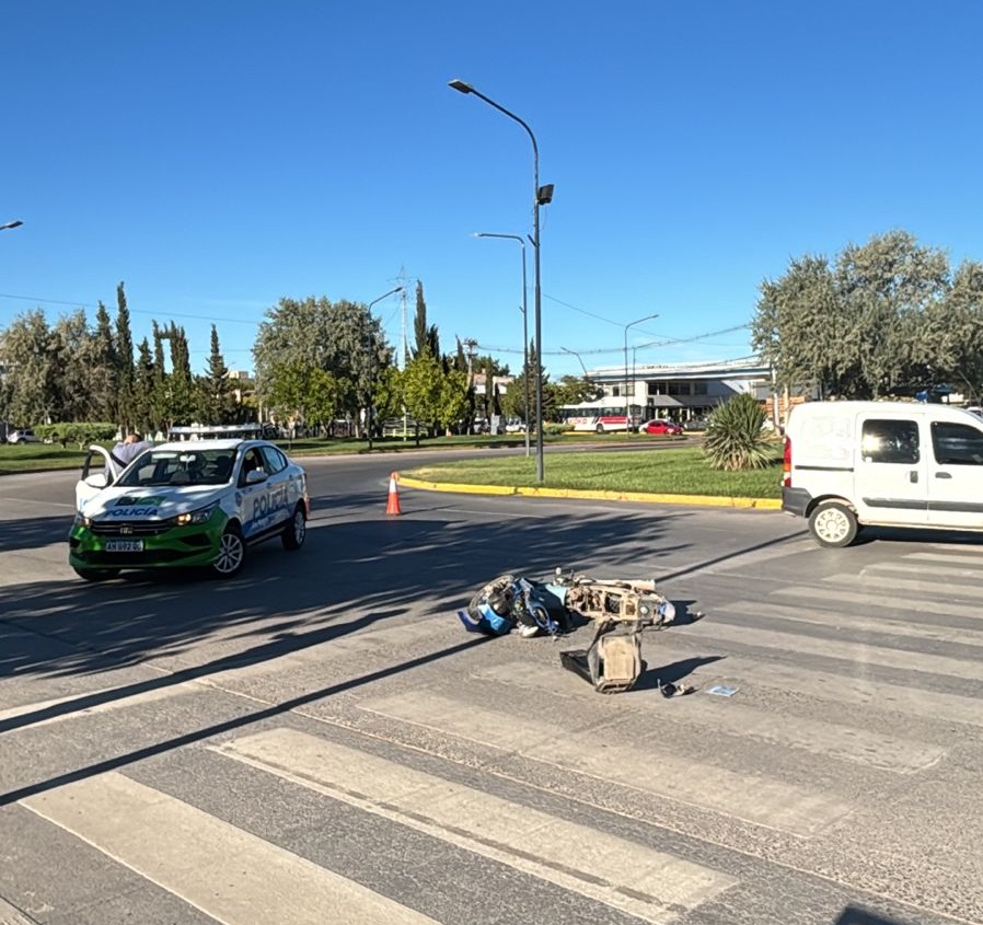 Un tren provocó un choque que obligó a desviar el tránsito en el centro de Cipolletti