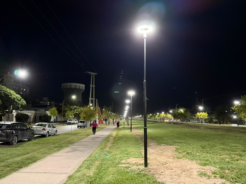 Más luz para pedalear: Cipolletti inauguró 96 nuevas luces LED en Vélez Sarsfield