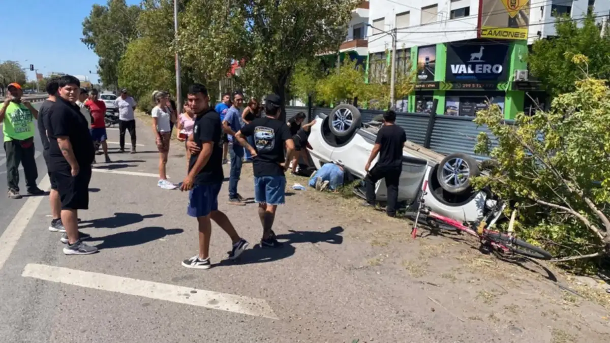 "Accidente en avenida Mosconi: Camioneta choca contra un árbol y un hombre queda atrapado"