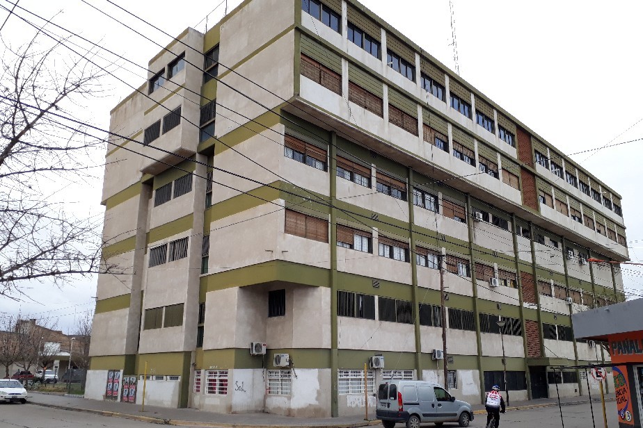 Le hizo una operación no autorizada a su esposa en el hospital de Villa Regina: terminó imputado junto a ella y otras cinco personas