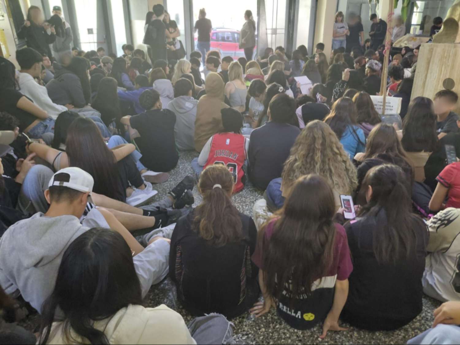Sentada en Colegio Belgrano: más de 700 alumnos reclaman mejoras