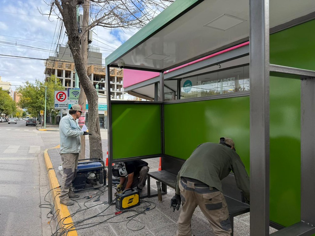 Esperar el colectivo ya no será igual: Cipolletti instala cámaras en garitas conectadas al 911