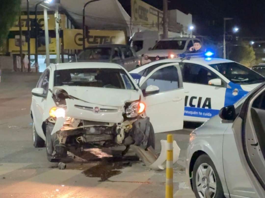Choque en Neuquén: 2 autos destruidos y 1 policía herido