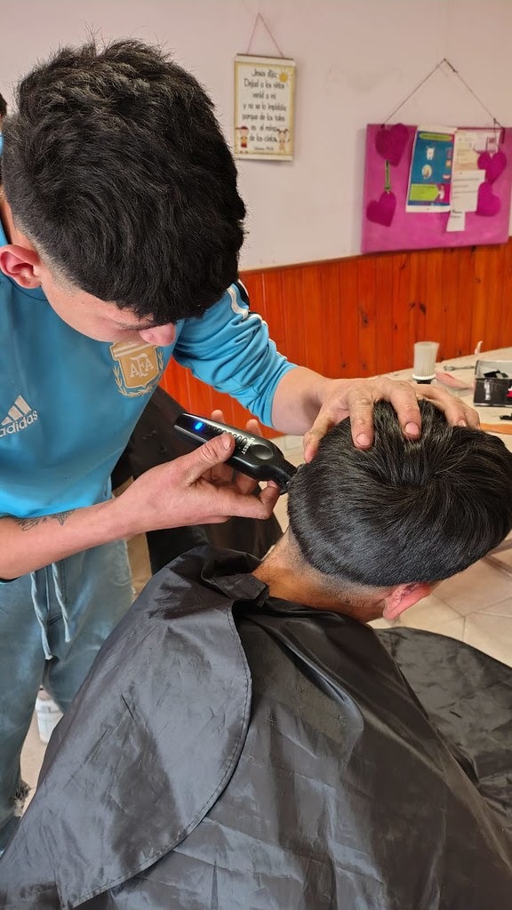 Mayo comienza con una nueva capacitación de barbería para adolescentes
