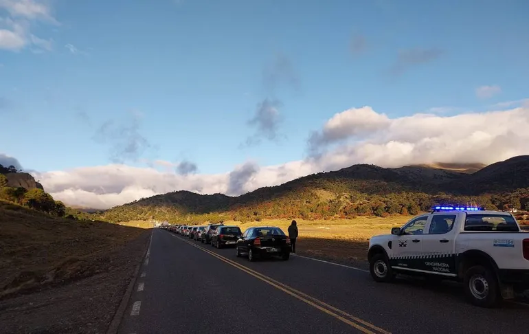Fin de semana largo y extensa  fila en Pino Hachado