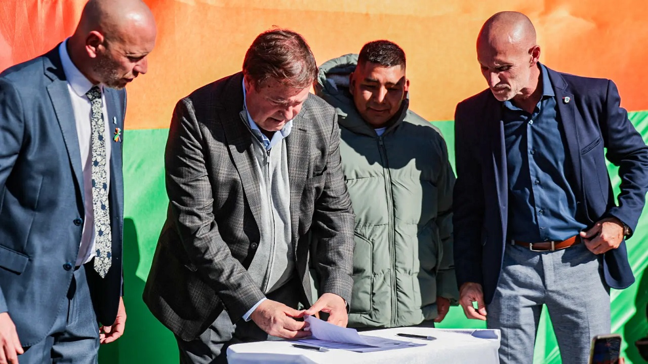 Fernández Oro construirá una escuela y urbanizará 72 lotes con fondos petroleros