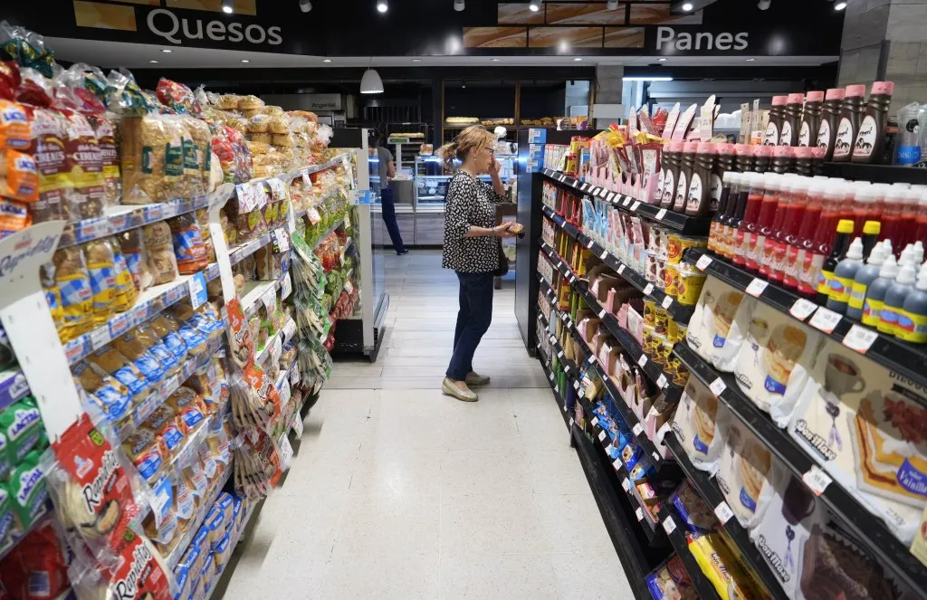 La inflación subió al 2.4% en febrero, anunció el INDEC