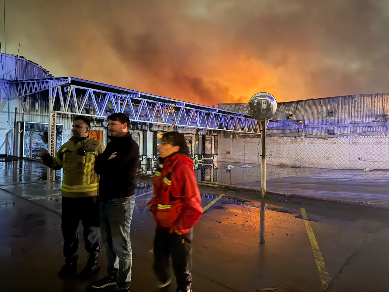 Incendio total en el depósito regional de La Anónima: no hubo heridos y el fuego está contenido