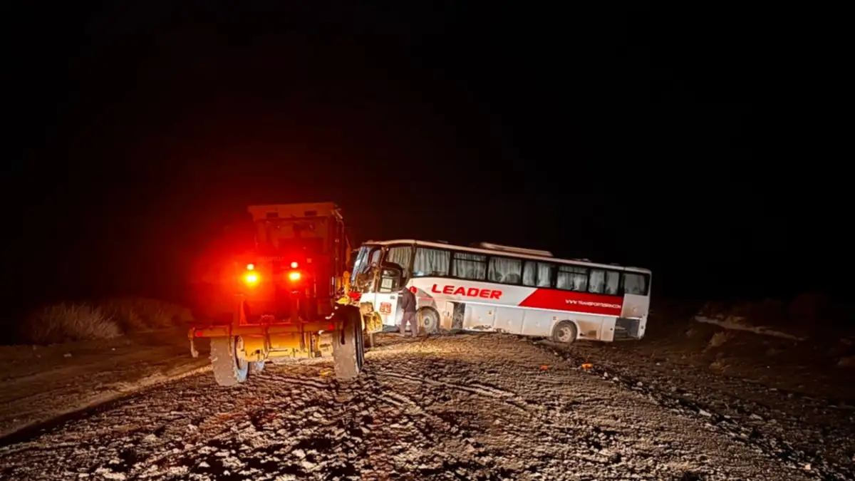 Un colectivo con pasajeros quedó atrapado en el barro y debió ser rescatado por una motoniveladora